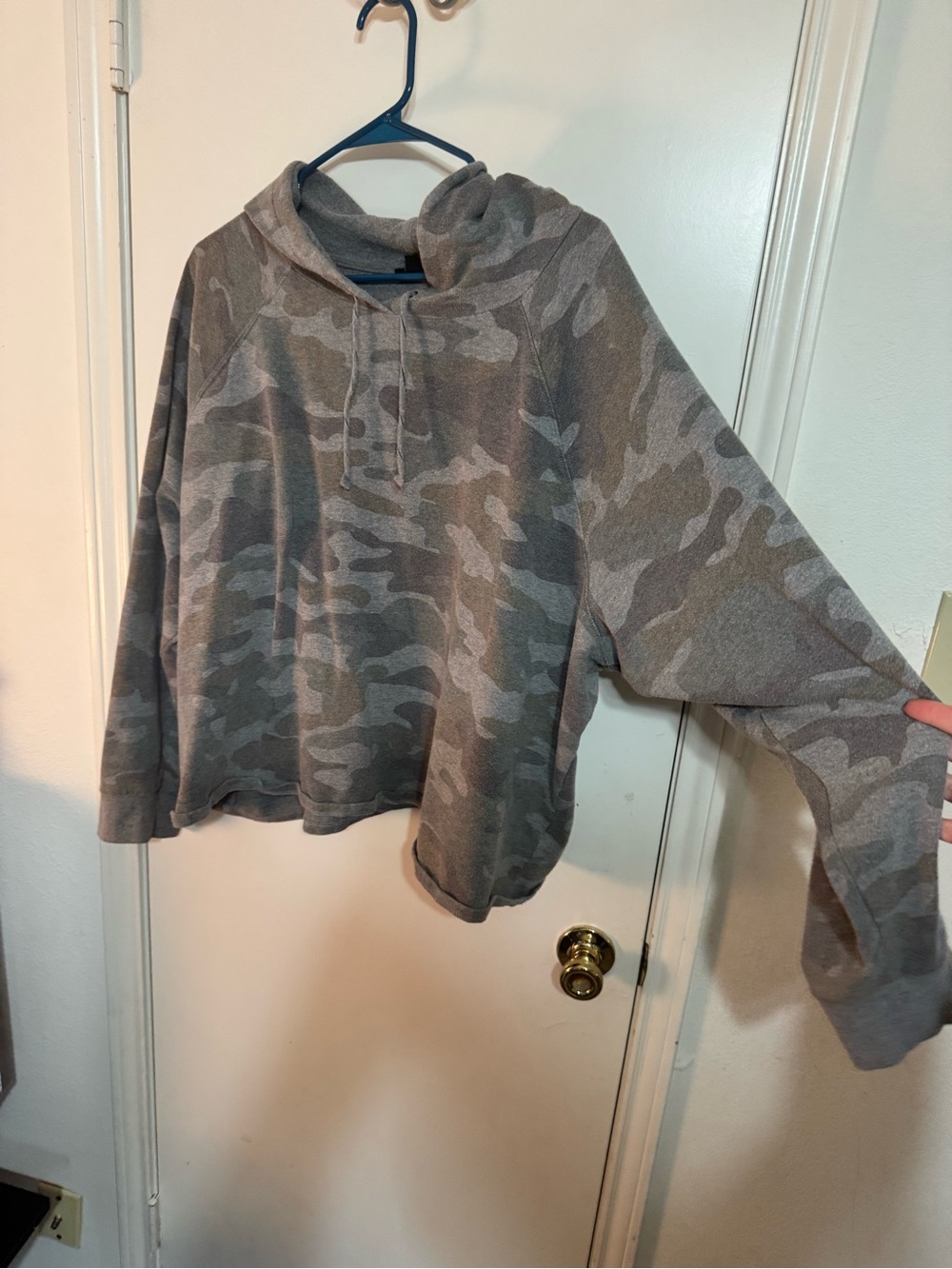 Torrid 5x cropped Camo Hooded Pullover Sweatshirt - Gray